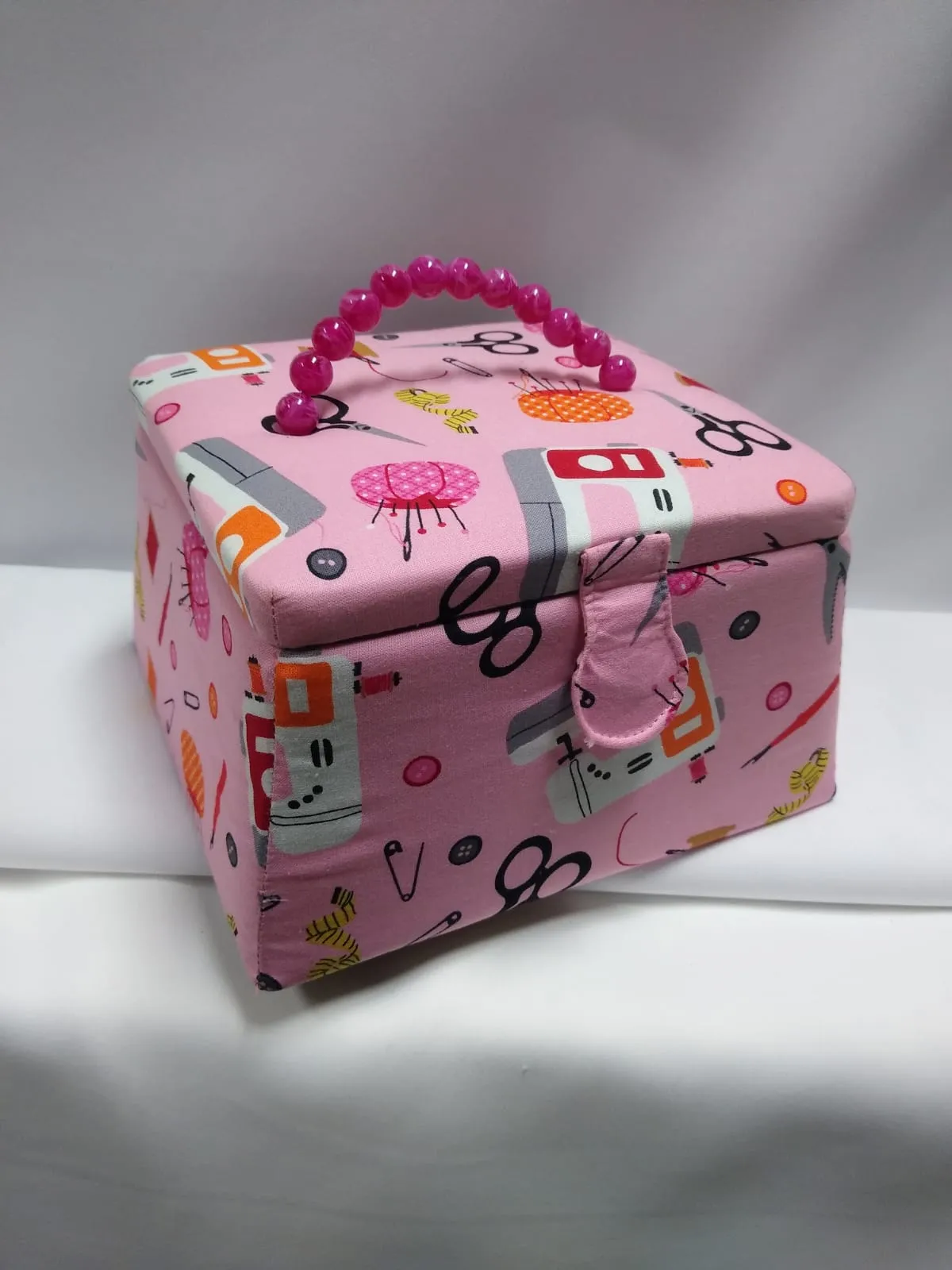 Naaidoos roze met print van naaibenodigdheden